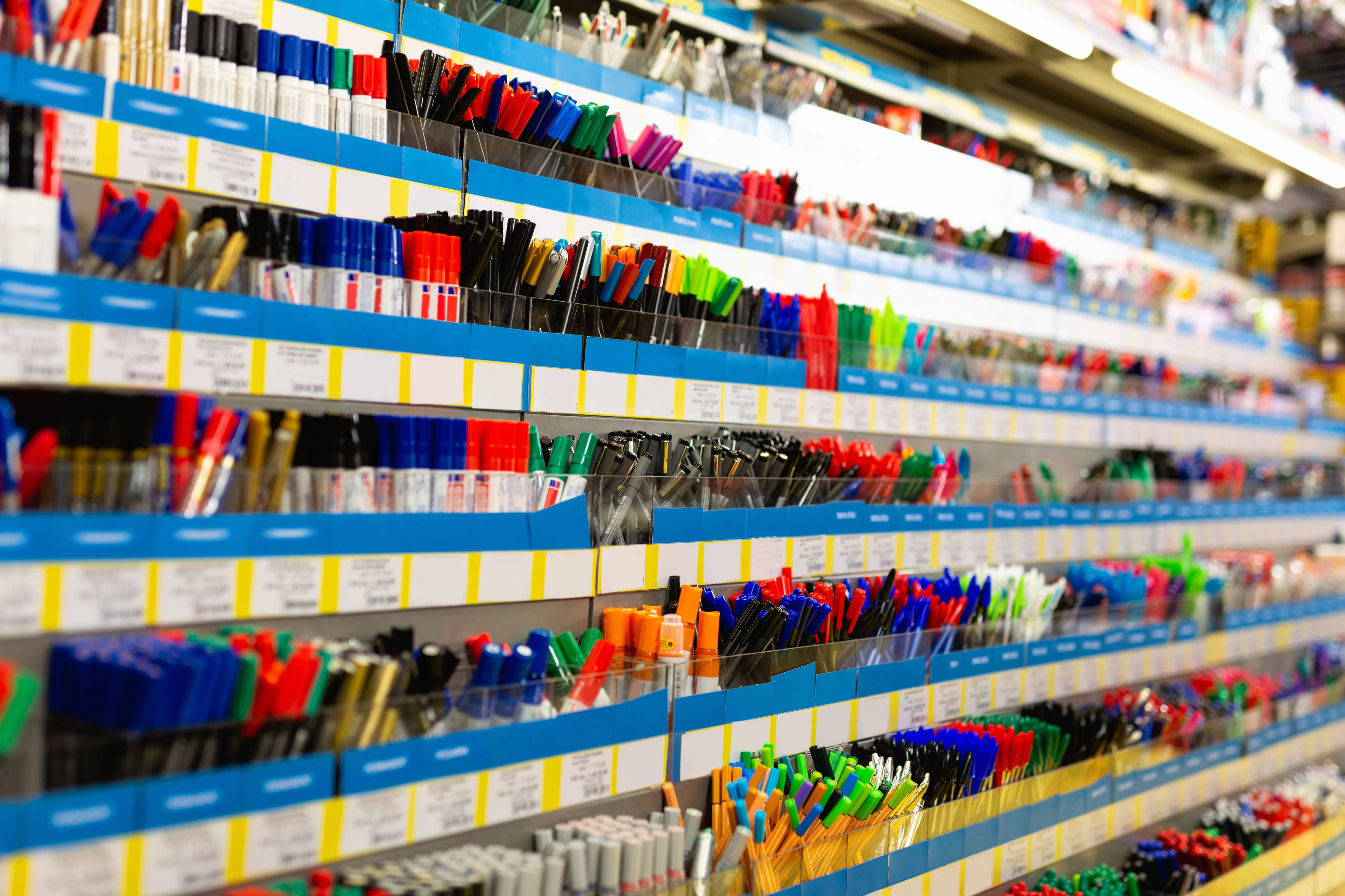 Estante con una gran diversidad de plumas, lapices y plumones común en Distribuidores para papelerías pequeñas y grandes