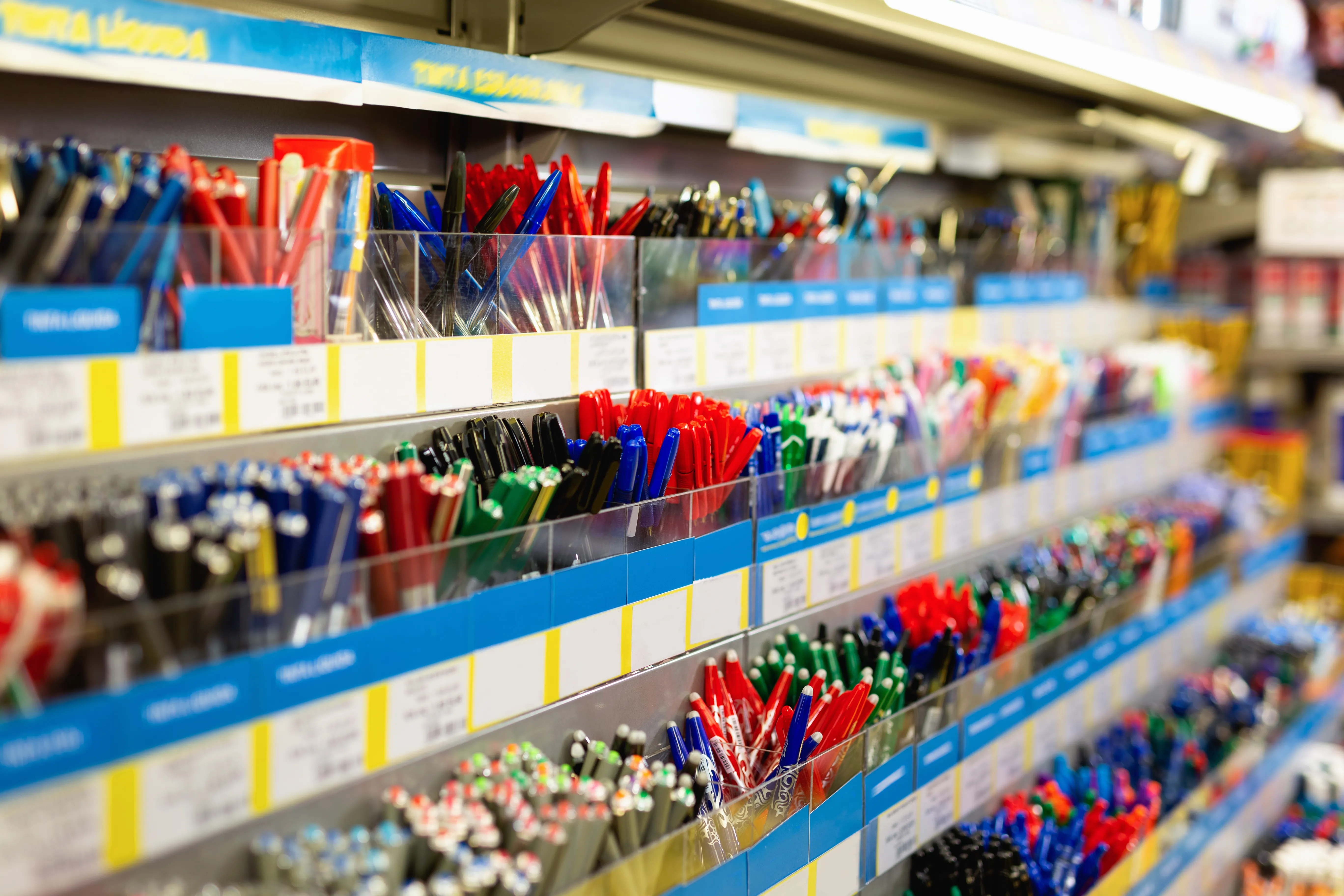 Exhibidor en tienda con una gran diversidad de cosas de oficina
