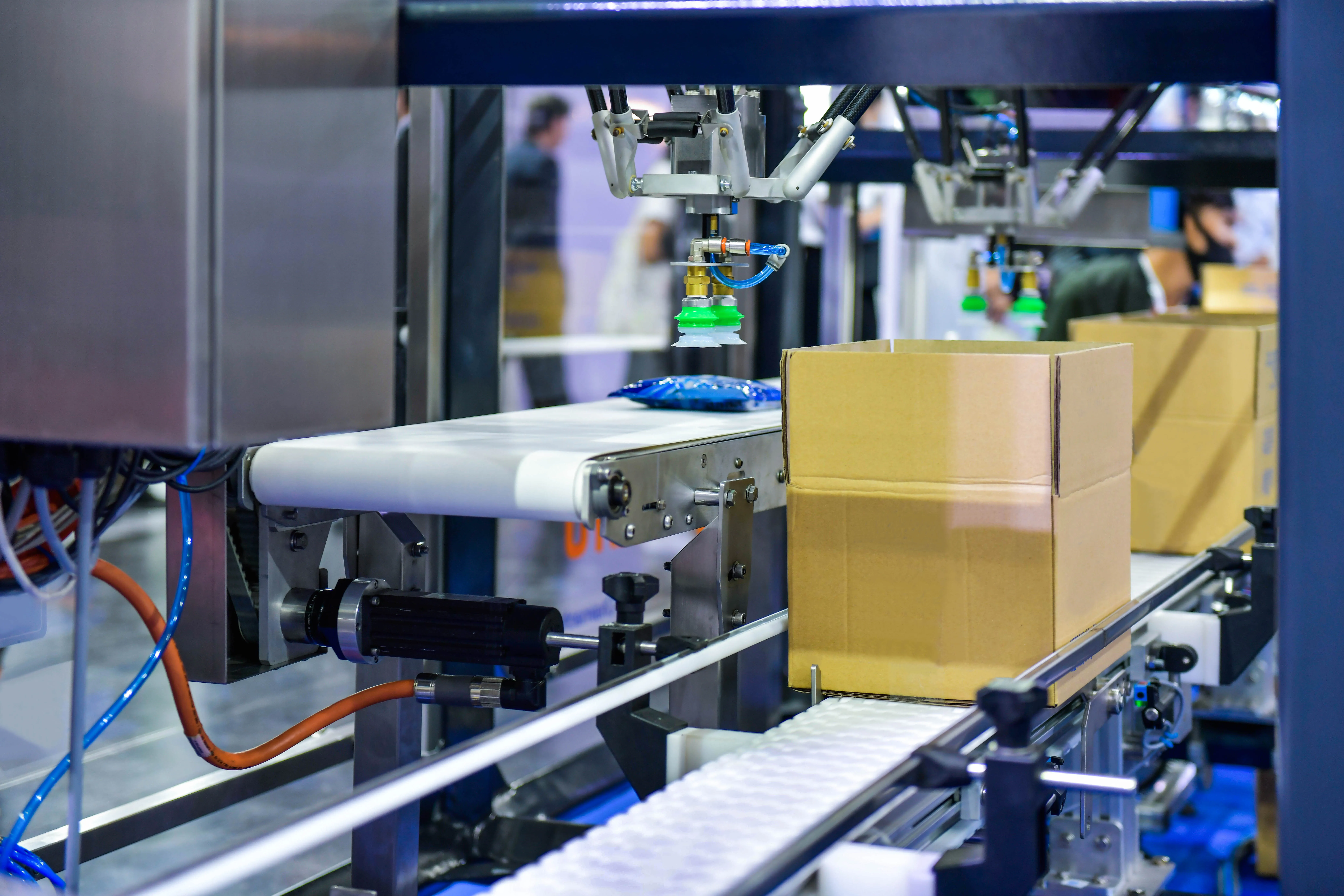 Cajas de cartón en cinta transportadora. Sistema automatizado de transporte de paquetes