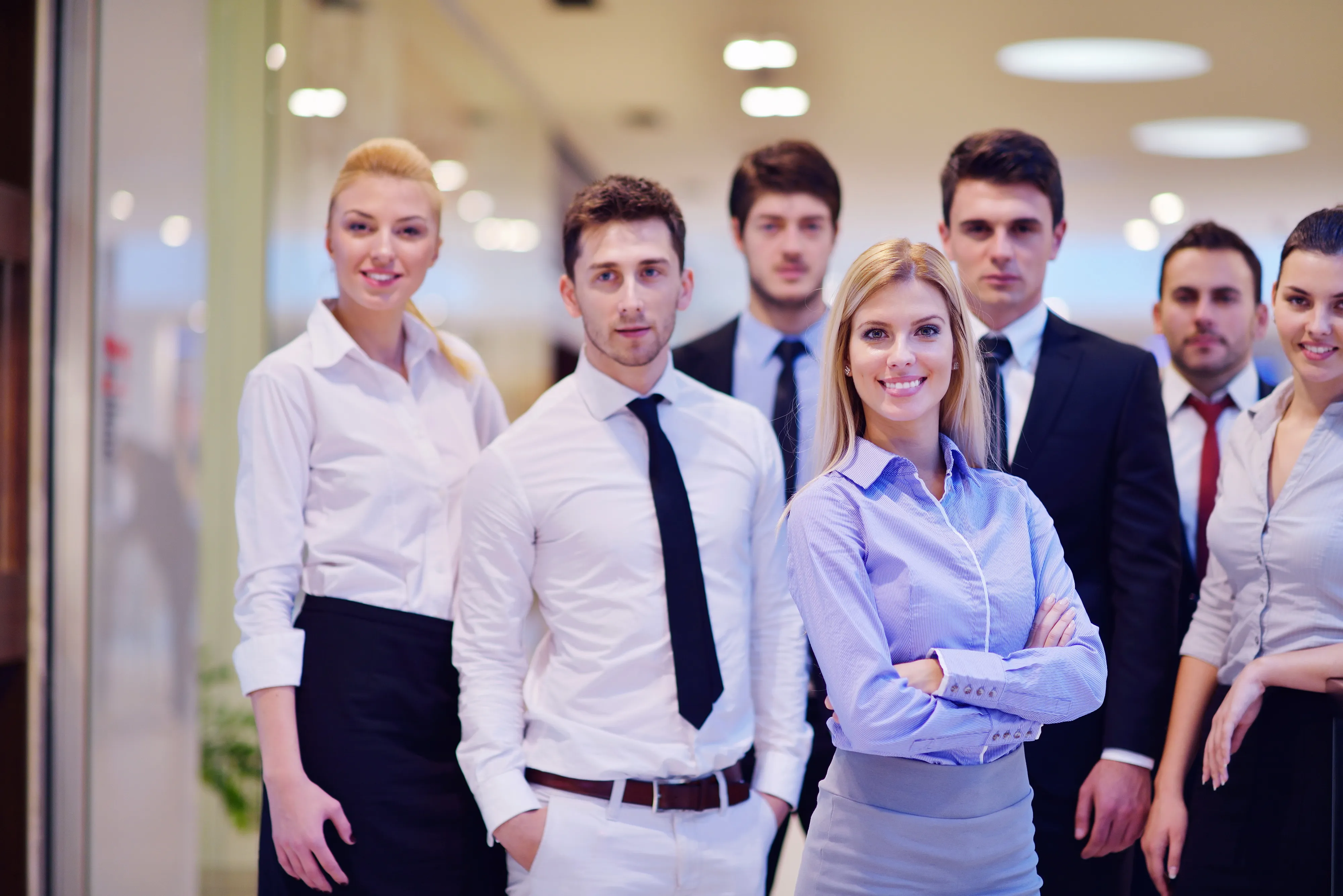 Personas en oficina moderna con camisas modernas. Una imagen corporativa importante.