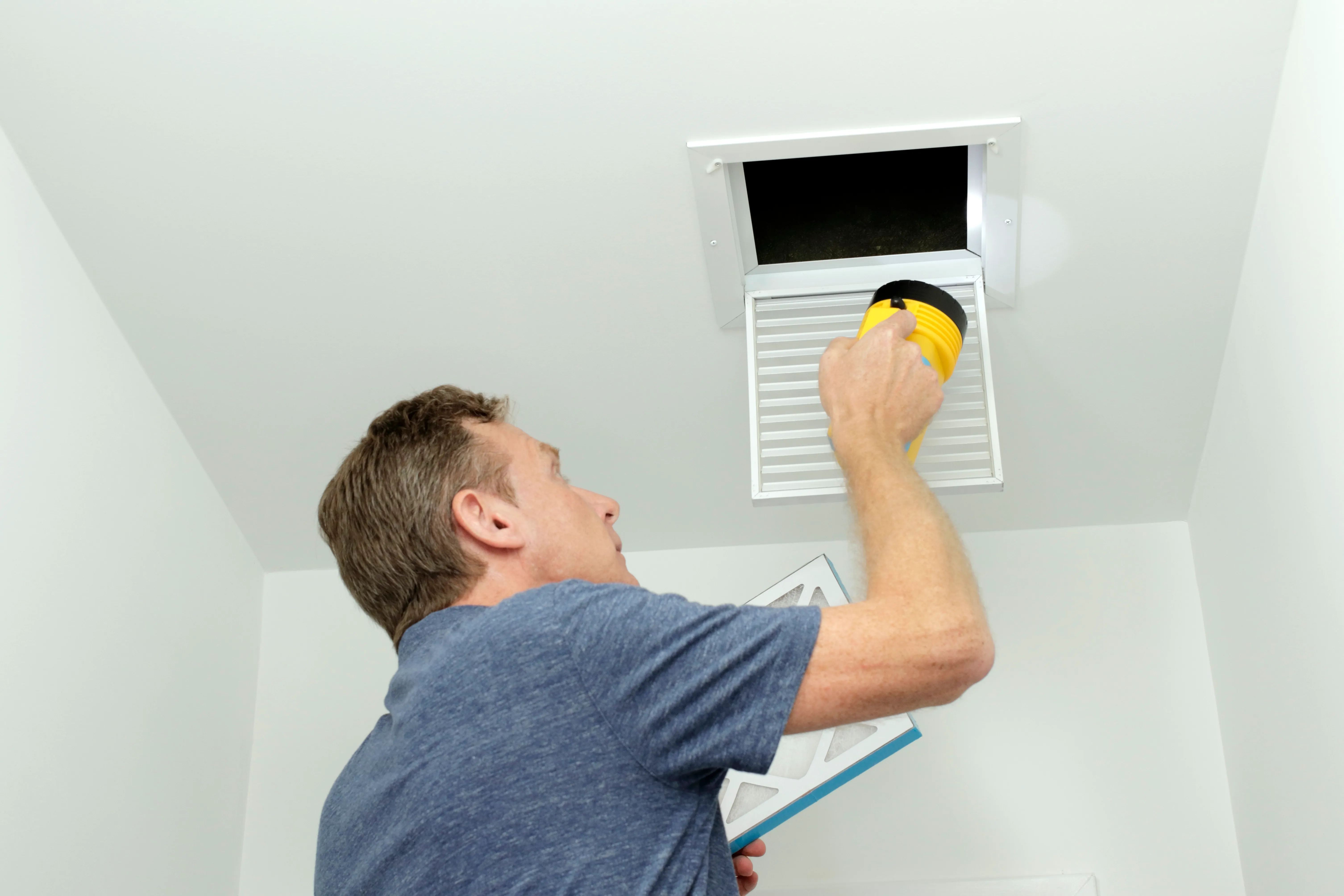 Comprobación de los conductos de aire y filtro de aire en el sistema HVAC del hogar.