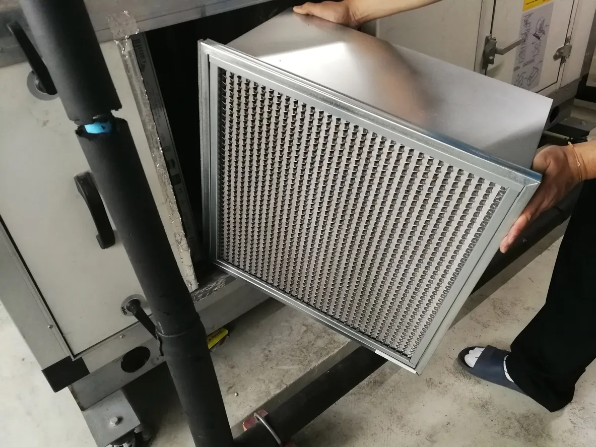 Enfoque suave al filtro de la unidad de manejo de aire, Técnico que verifica un filtro medio de la unidad de manejo de aire