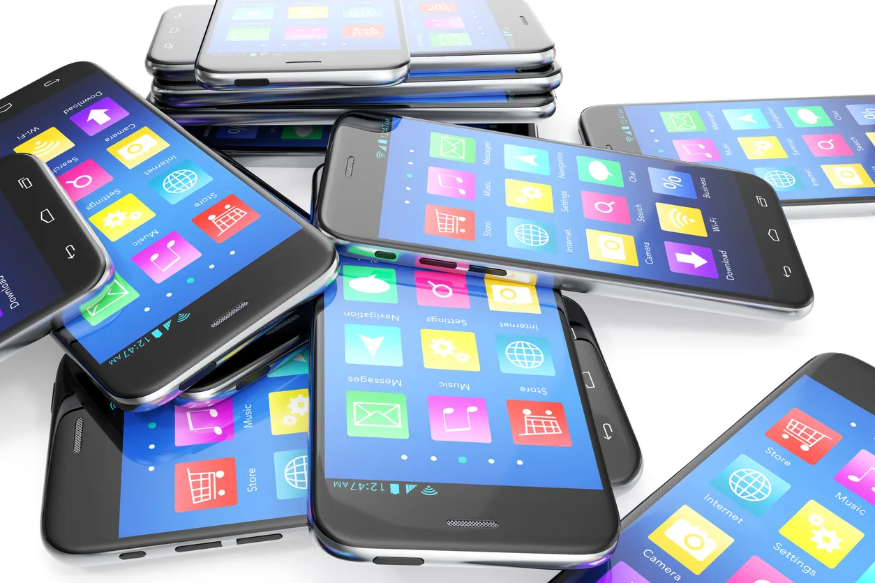 Diferentes smartphones con aplicaciones en pantalla, disponibles por proveedor de celulares al mayoreo.