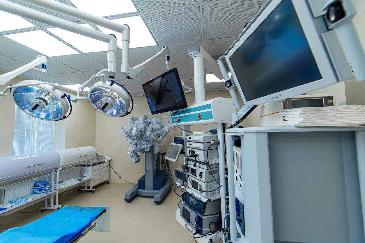 Moderna sala de cirugía estéril. Tecnologías de emergencia sanitaria. Estos lugares deben de cumplir con normas oficiales