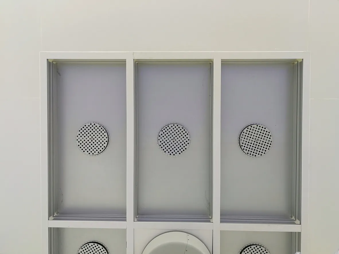 Instalación de carcasa y filtro HEPA en sala limpia