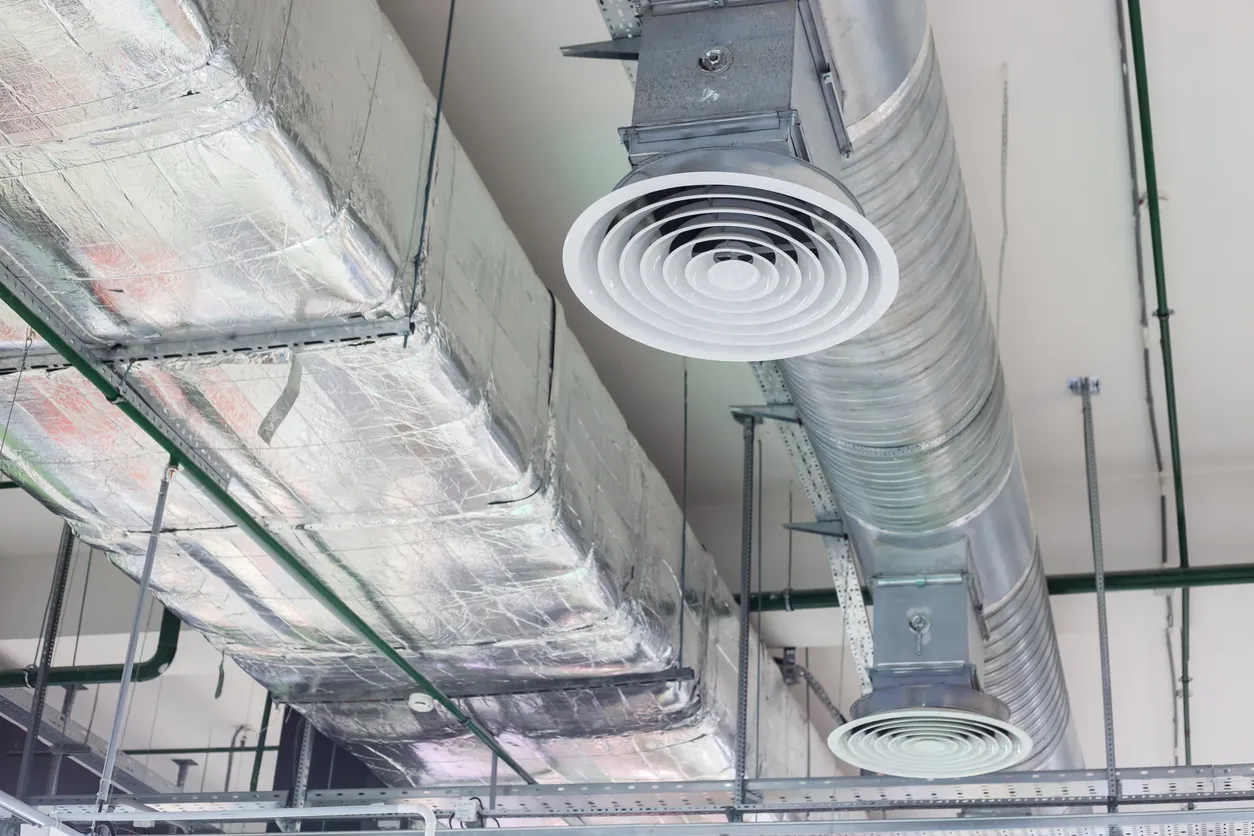 Sistema de ventilación y refrigeración en el techo.