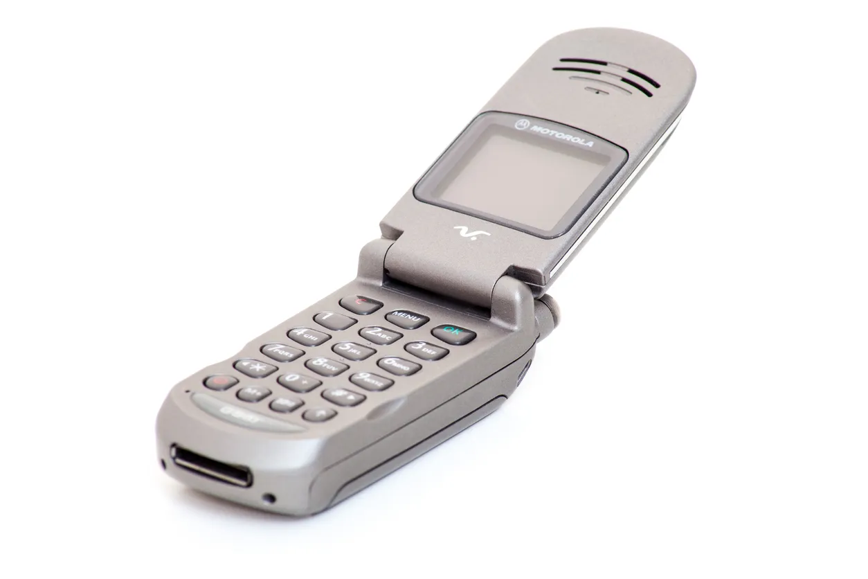 Dusseldorf, Alemania - 31 de julio de 2015: Teléfono plegable retro Motorola V-Series con aspecto de titán.