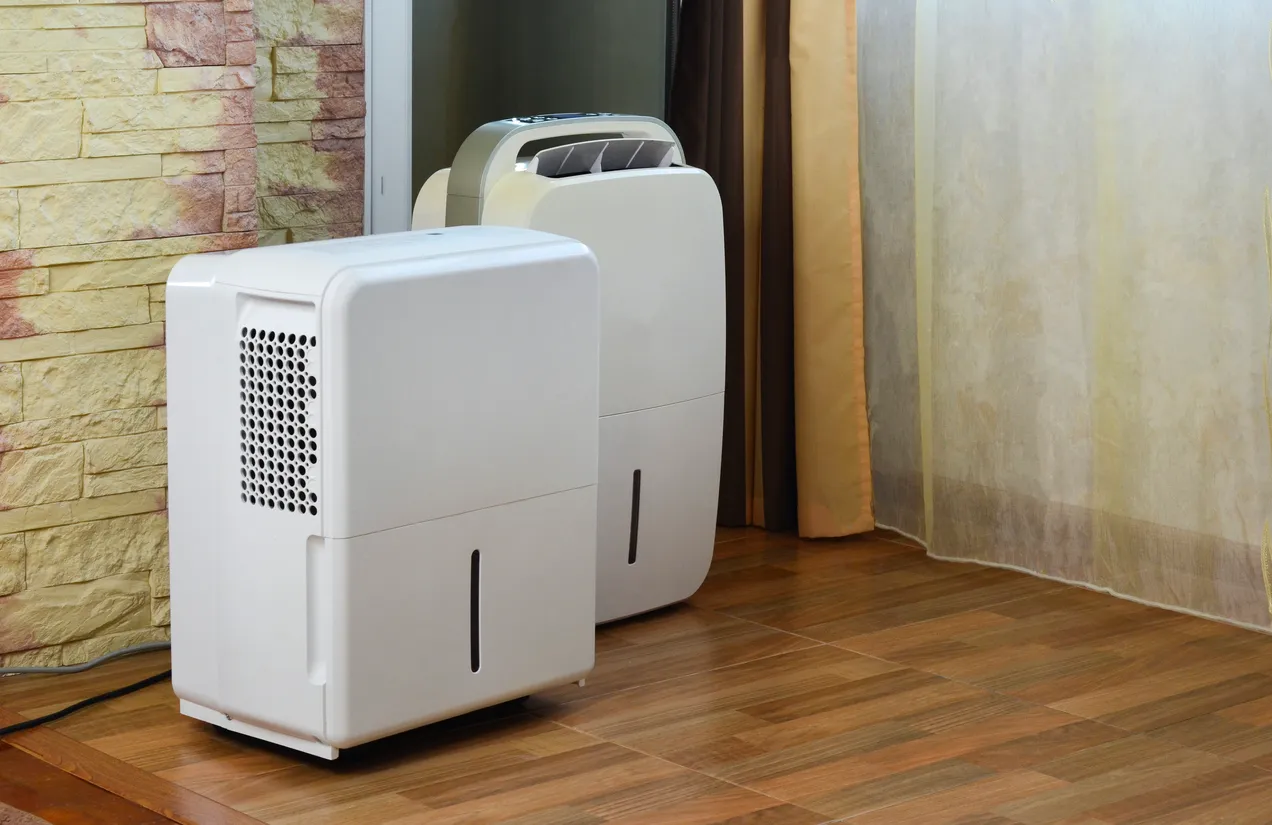 Deshumidificador de casa de tecnología moderna, control de temperatura y clima interior.