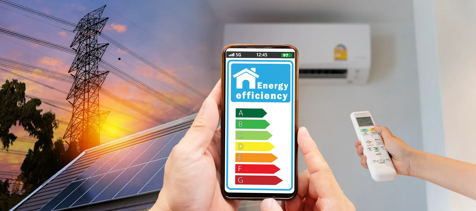 Un joven enciende el aire acondicionado a 25 grados para ahorrar electricidad. Gráfico de niveles de energía.