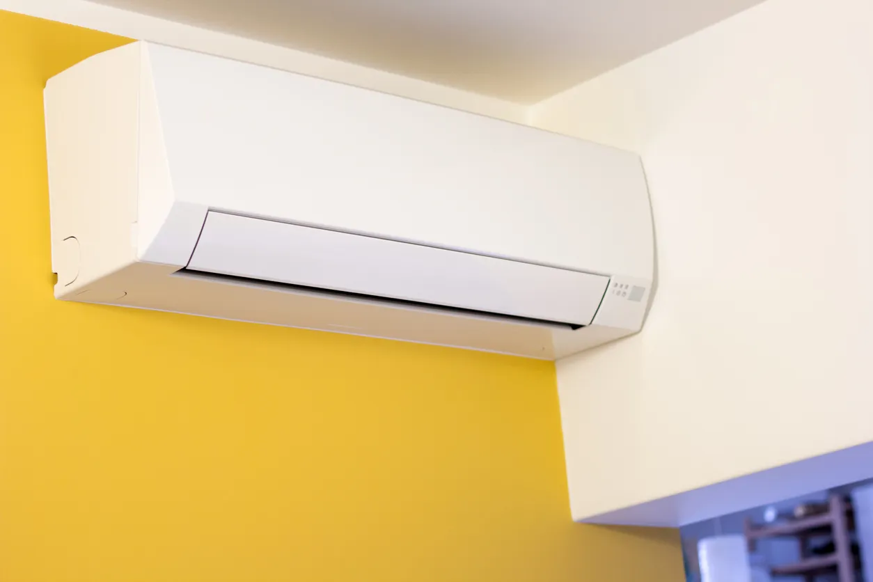 Aire acondicionado en la pared de un apartamento.