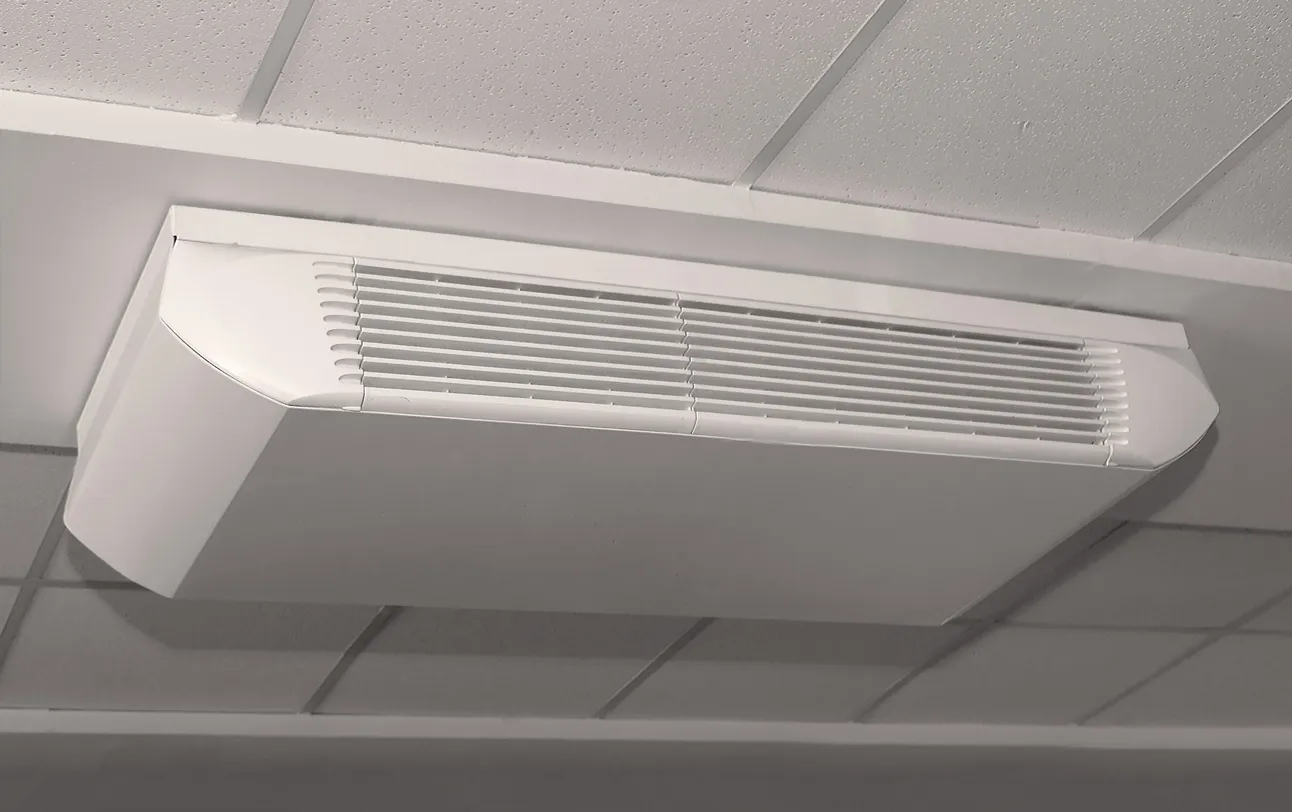 Dispositivo de sistema de aire acondicionado central para interiores de edificios modernos de gran tamaño, adosado al techo.