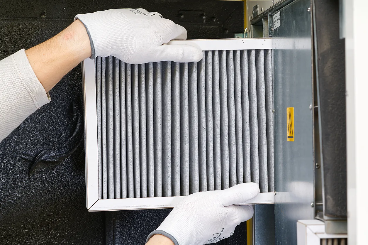 Reemplazo del filtro en el sistema de ventilación central. Reemplazo del filtro HVAC en el sistema de aire central del hogar.