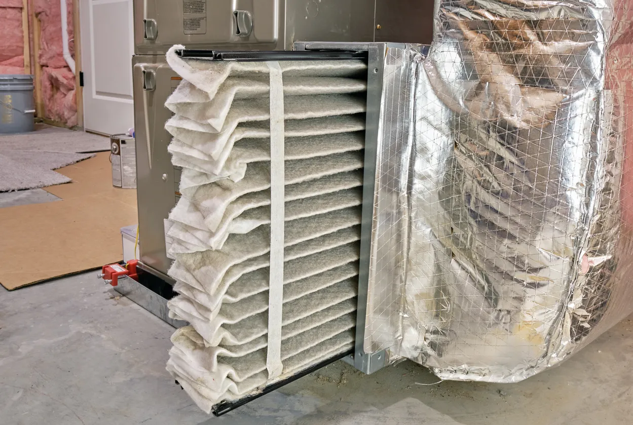 Filtro de aire del horno de alta eficiencia extraído parcialmente para inspección y limpieza