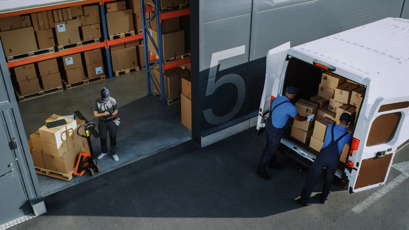 trabajadores realiza el inventario y utiliza transpaletas manuales, comienza la carga del camión de reparto con cajas