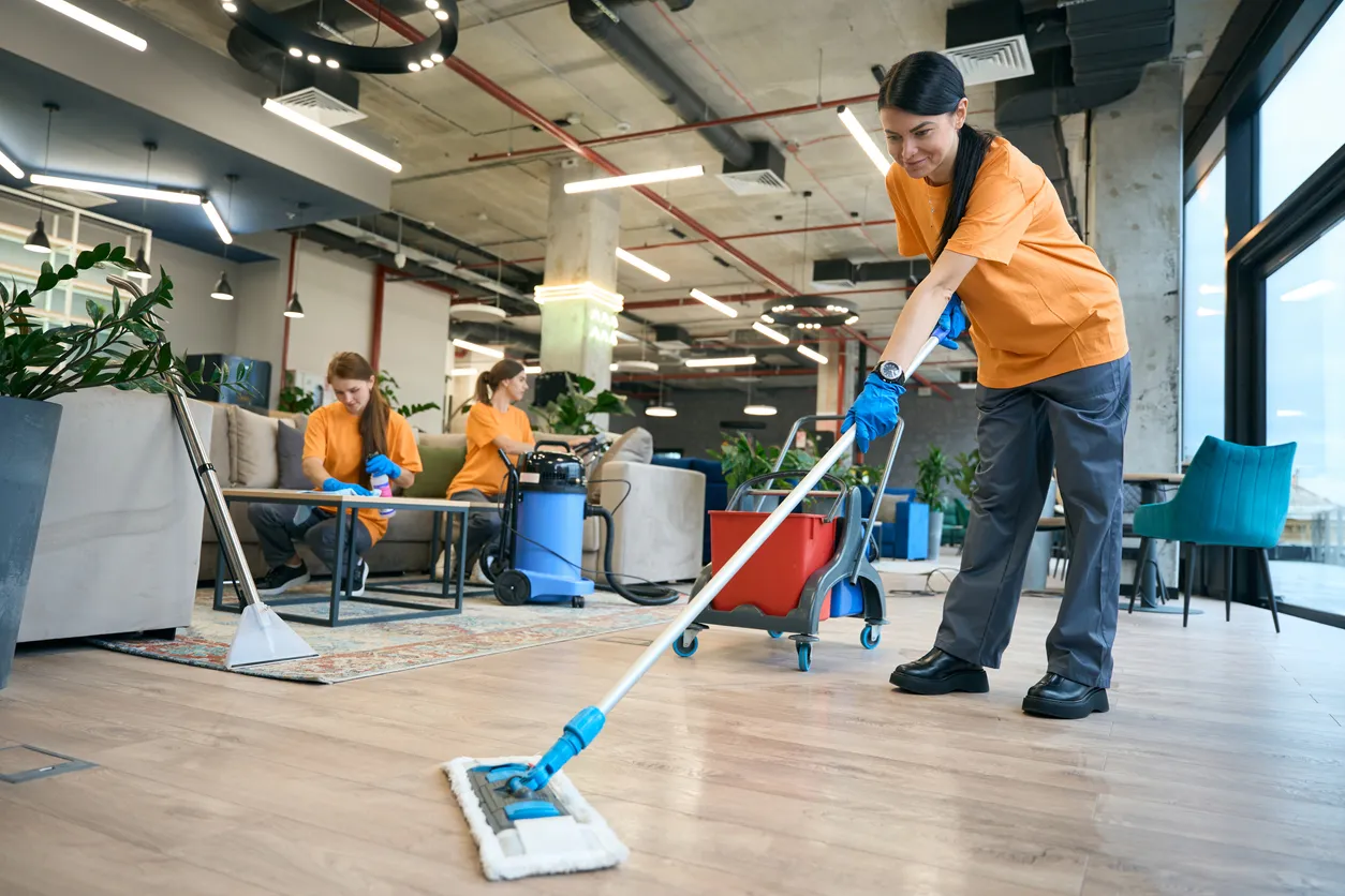 Los empleados de una empresa de limpieza visten ropa de trabajo.