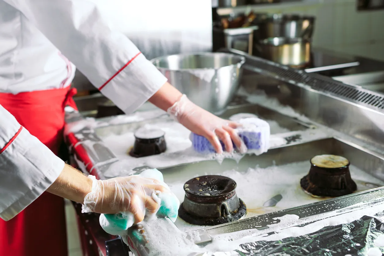 Jornada sanitaria en el restaurante. Se repite la limpieza del lugar de trabajo. Los cocineros lavan el horno, la estufa