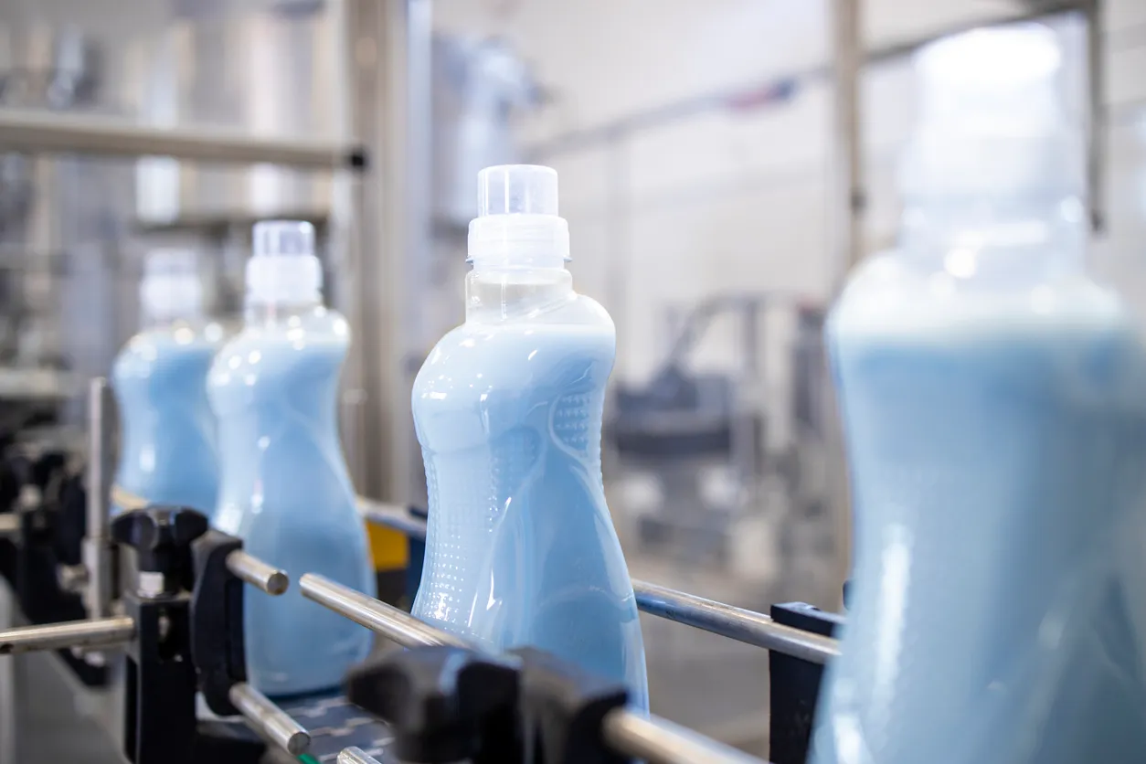 Producción de detergente o suavizante de telas en fábrica de productos químicos.