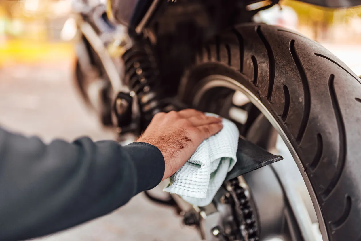 Limpieza de excedente de grasa en un moto