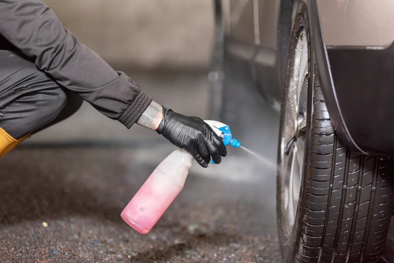 Lavador de coches profesional para limpieza de llantas de aleación de coche.