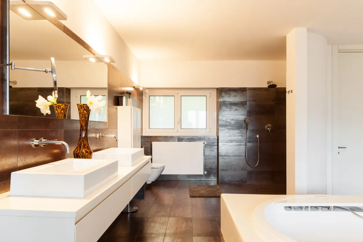 hermoso baño con acabados de lujo en color crema