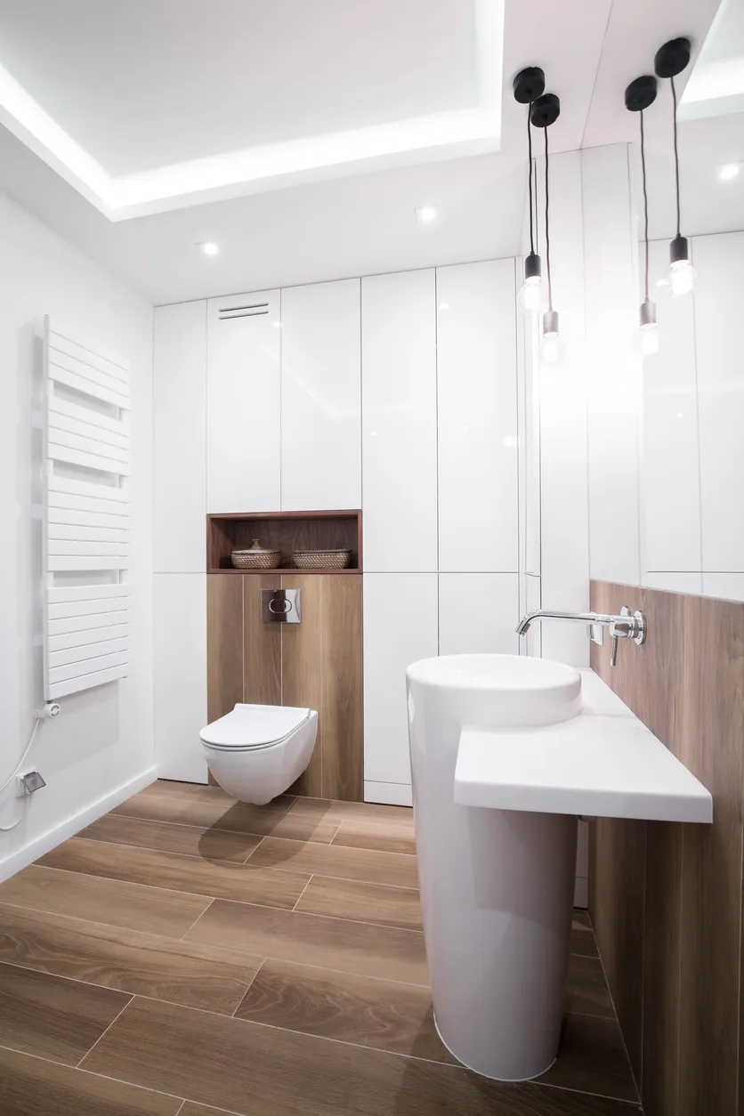 Baño de diseño moderno con suelo de madera.