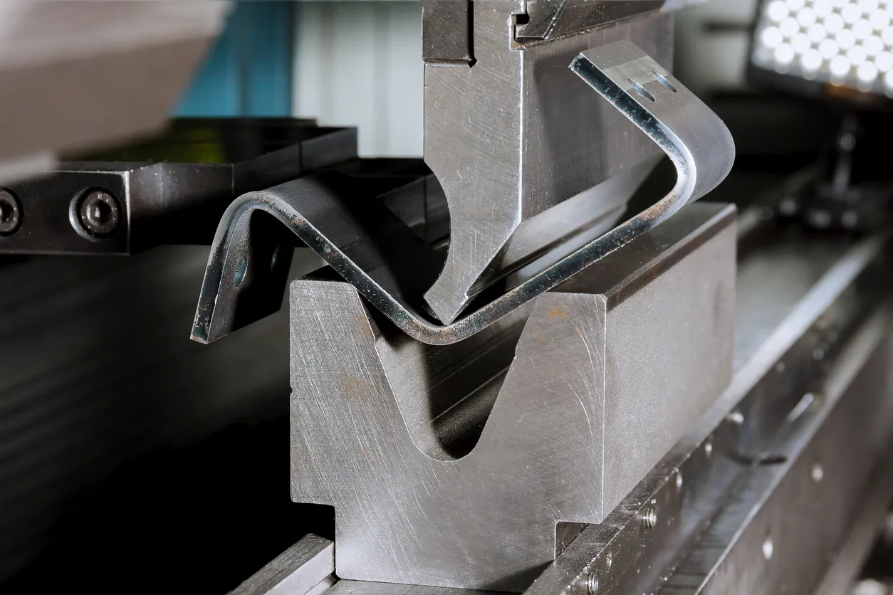 Máquina dobladora de metales hidráulica moderna en una fábrica metalúrgica