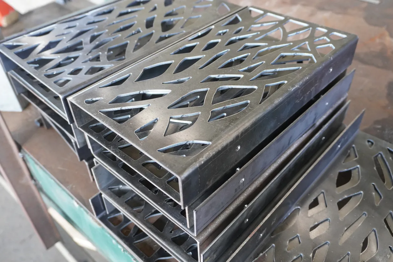 Panel metálico cortado a láser. Marco decorativo de metal negro. Corte láser decorativo.