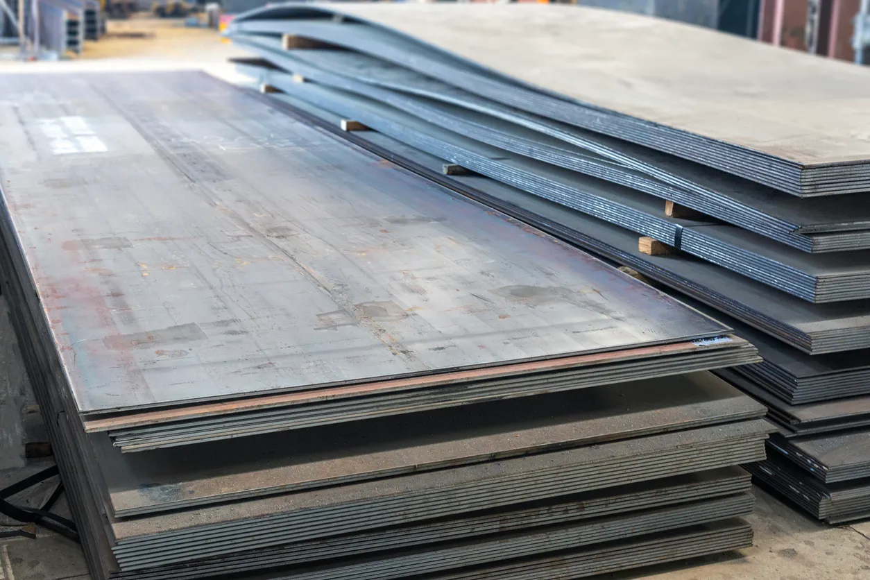 Placas de acero al carbono en fábrica.