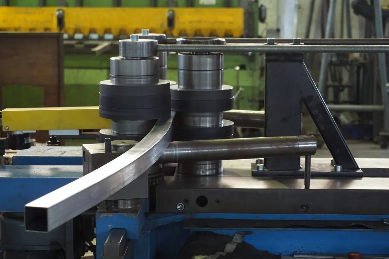 Funcionamiento de la máquina dobladora de tubos en la fábrica.