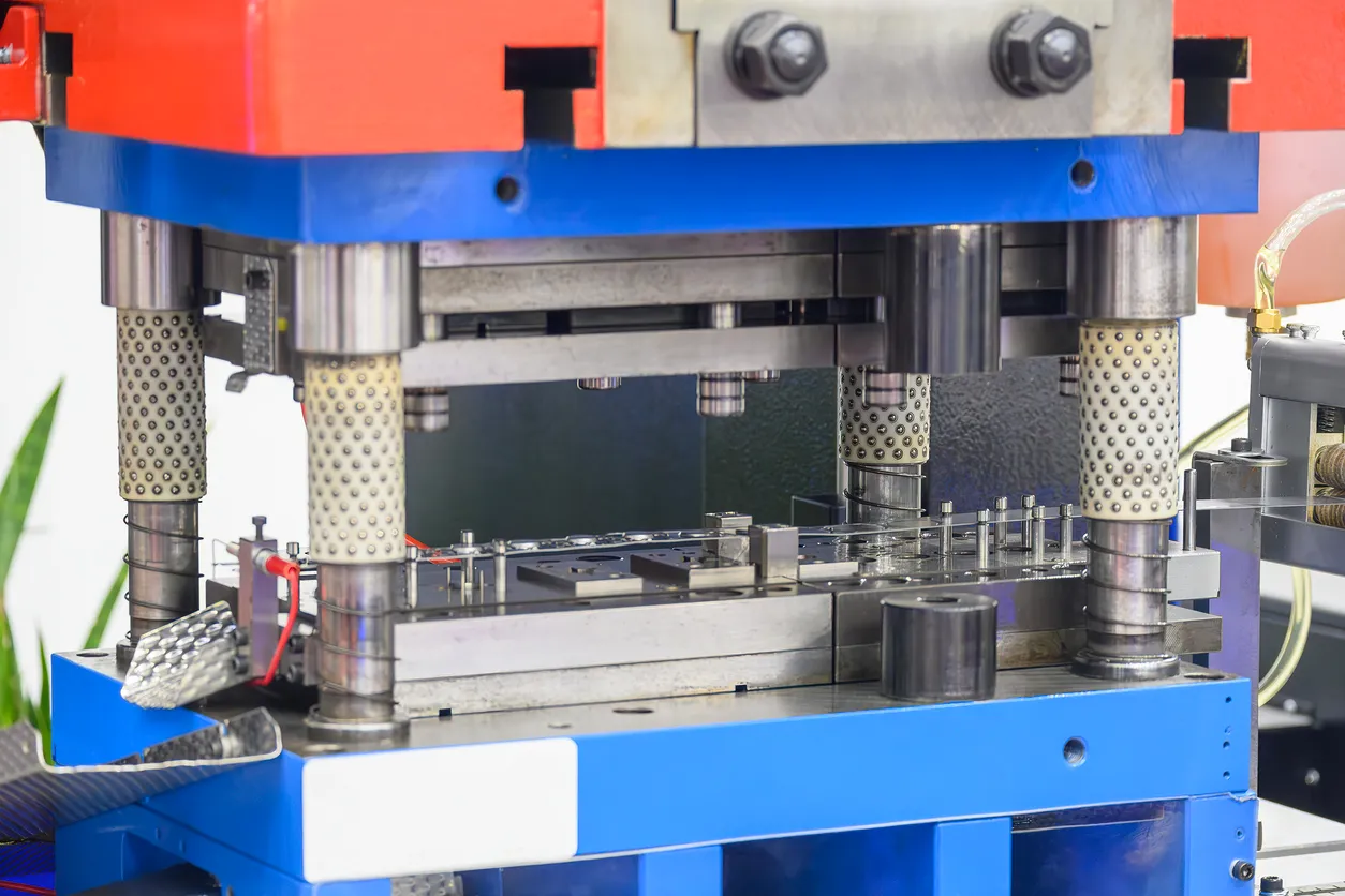 El proceso de metalurgia con matriz progresiva. Troquel progresivo