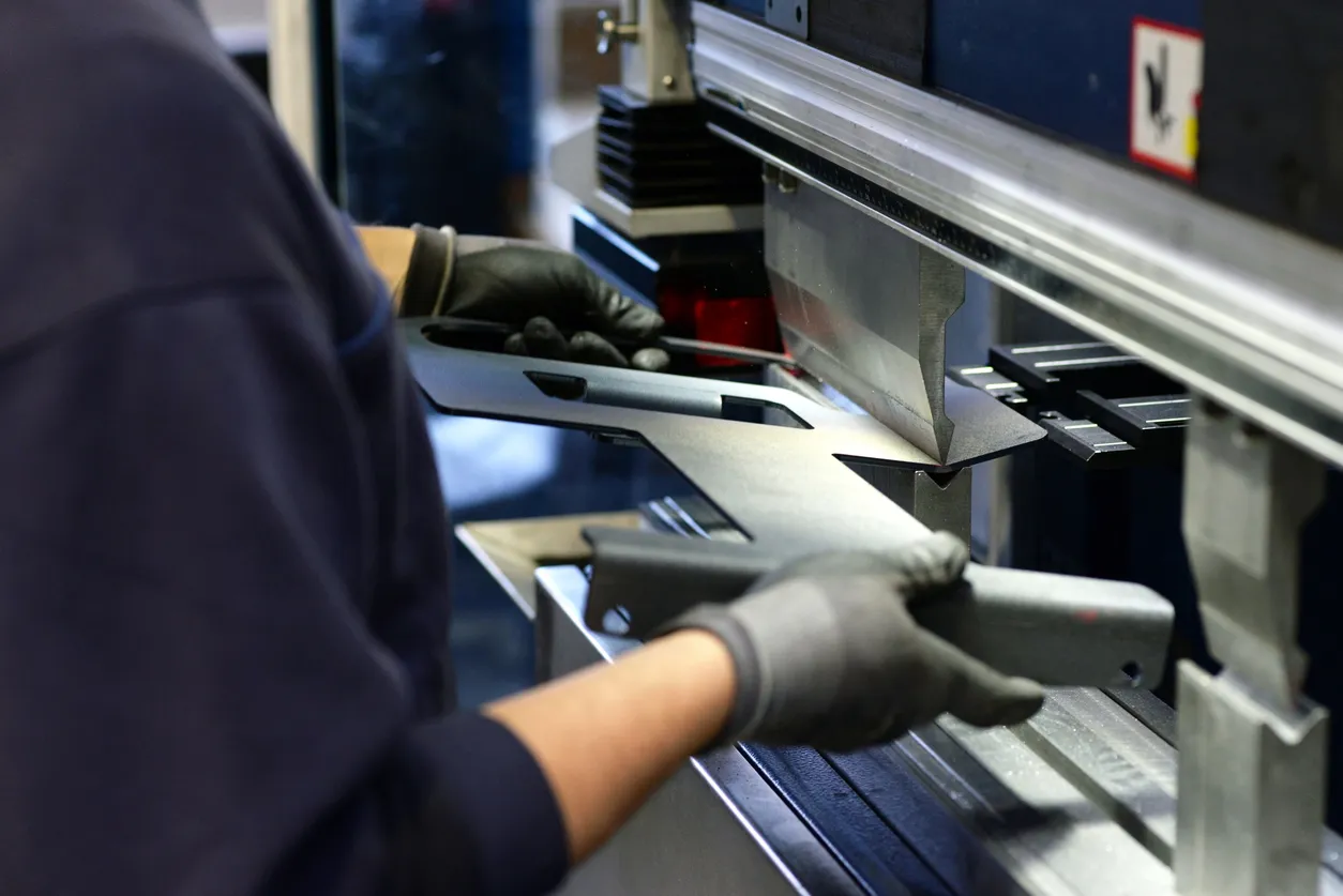 Operador utilizando dobladora hidraulica 