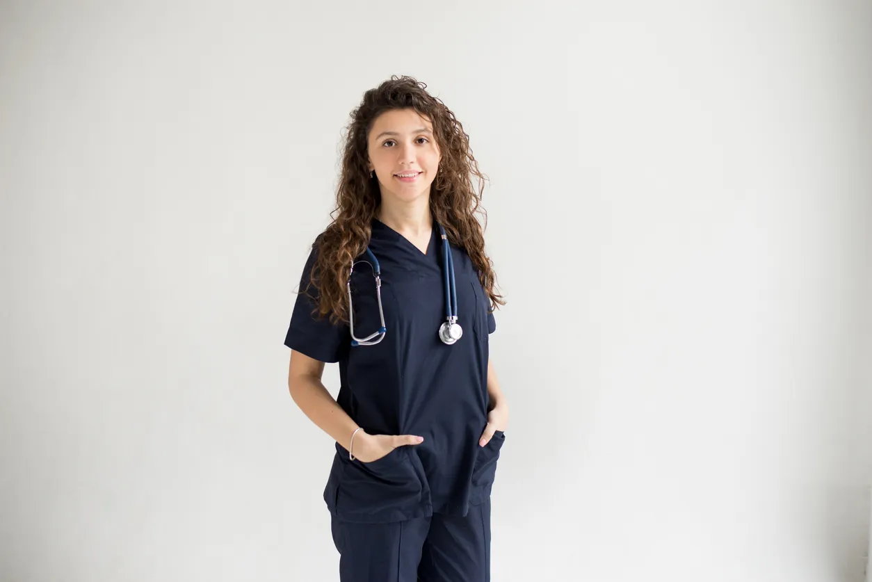 Doctora con uniforme médico azul 