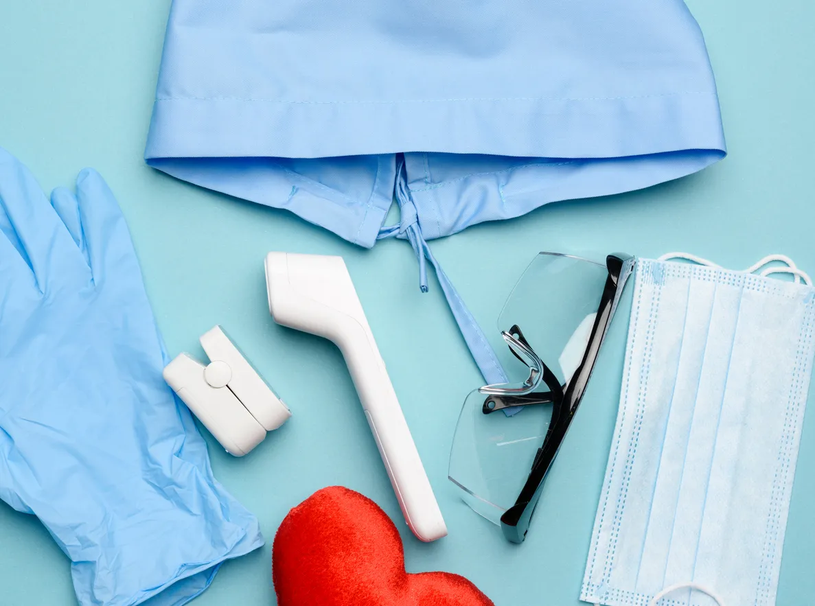 Oxímetro de pulso, termómetro electrónico y otros suministros para enfermería