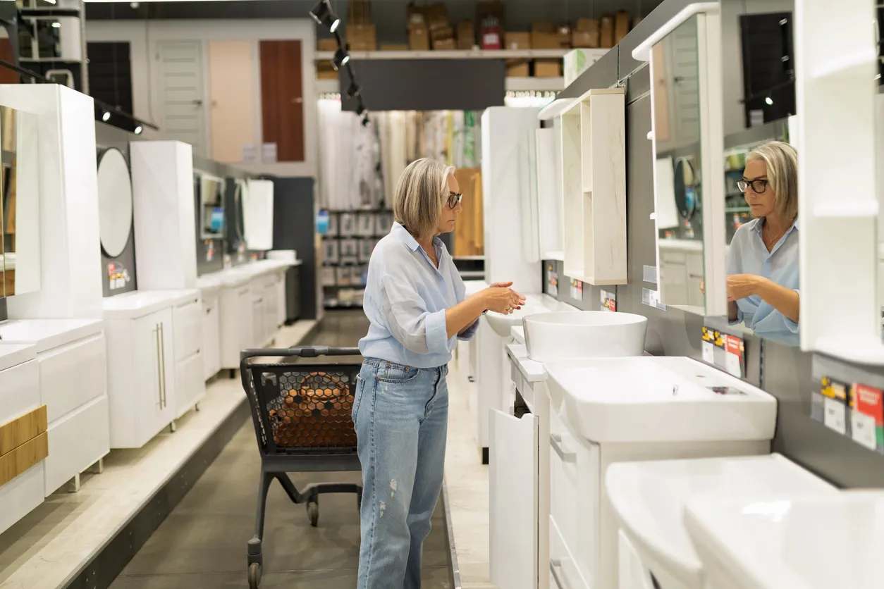 Mujer eligiendo muebles para baño en tienda de muebles