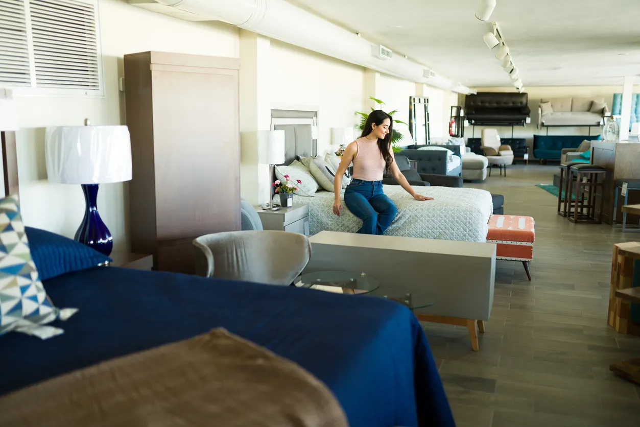 Joven eligiendo en tienda de muebles