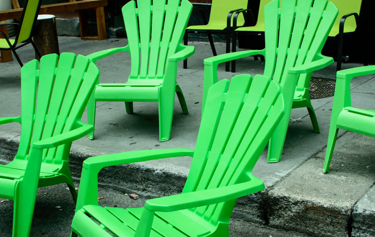 Filas de modernas sillas de plástico en acera exerior