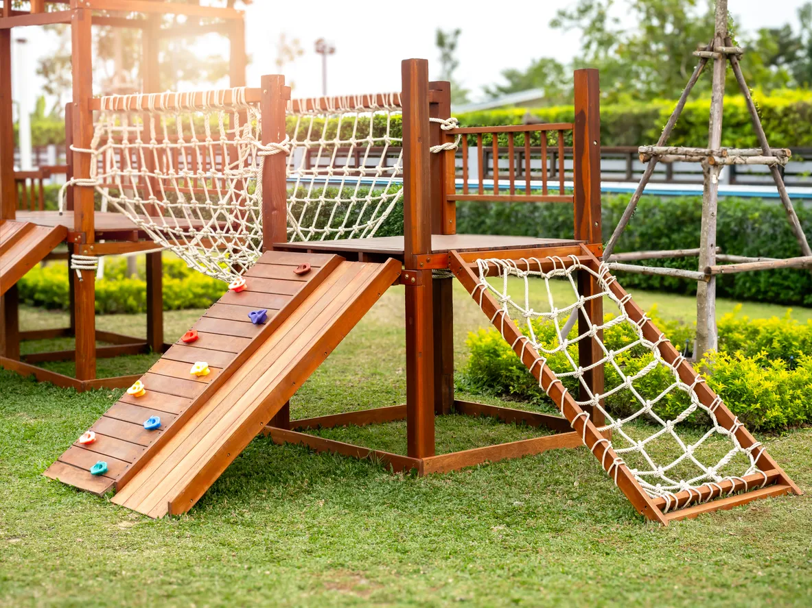 gran juego de madera para niños en un jardín