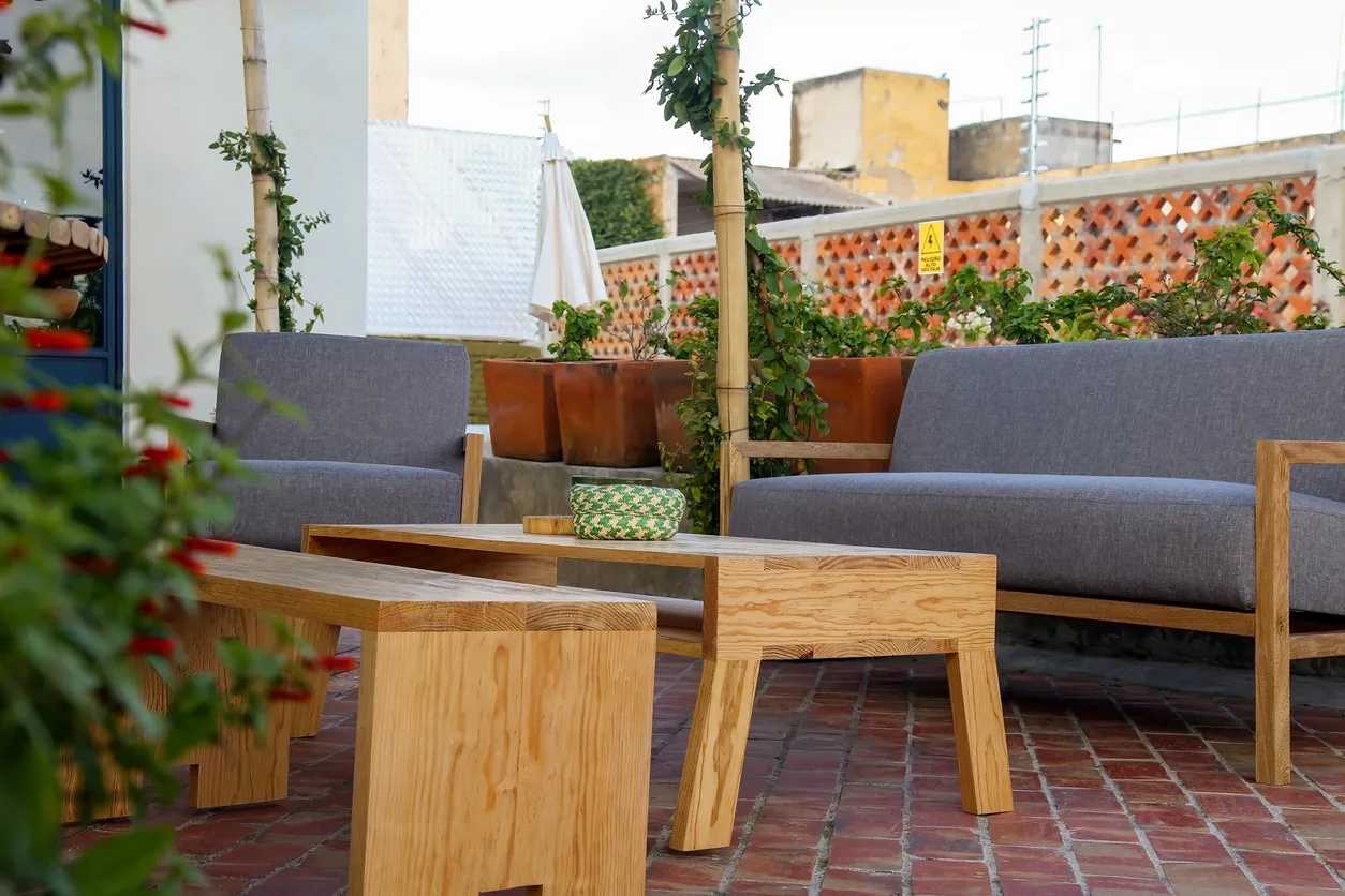 Muebles de madera en jardín