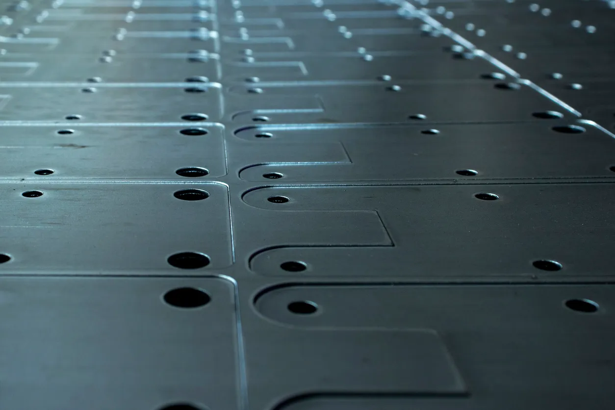 Trabajos metalúrgicos en la fábrica, piezas de acero cortadas con láser.