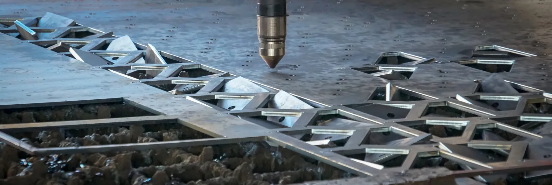 Corte láser CNC de metal, tecnología industrial moderna.