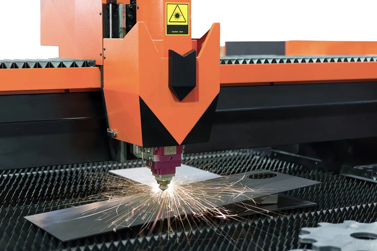Proceso de corte de chapa metálica. Las chispas saltan del láser automáticamente.