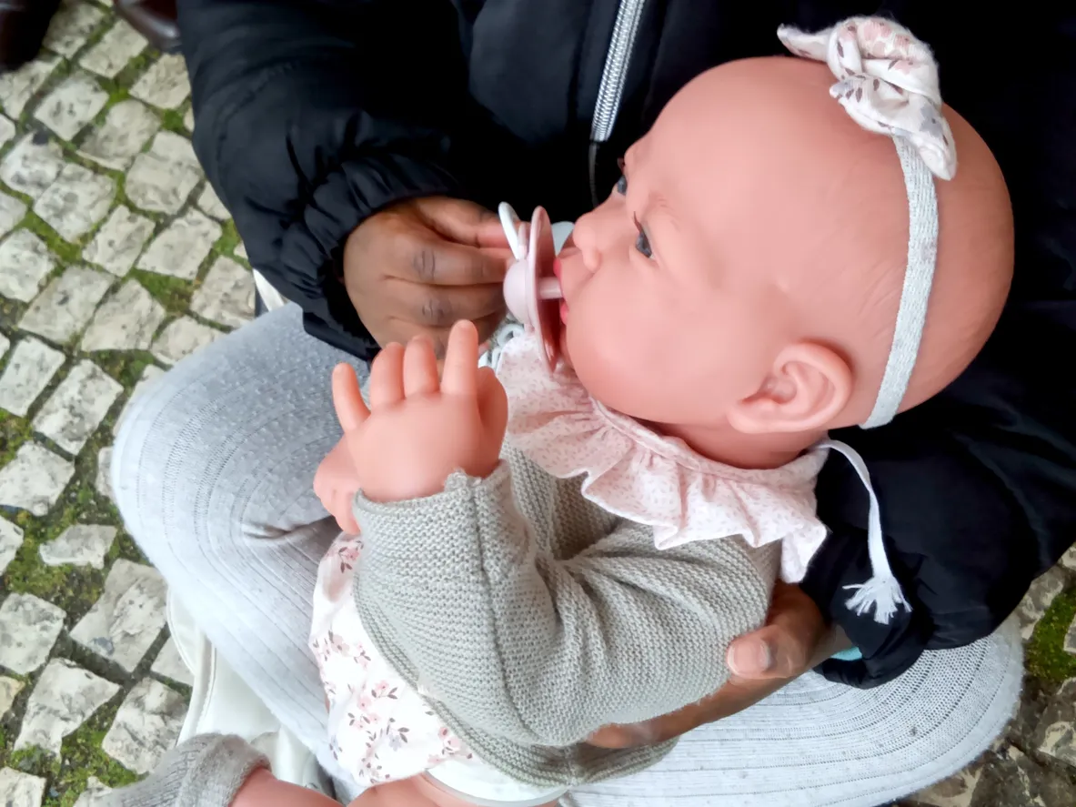 Niña con su muñeco bebé con su chupón