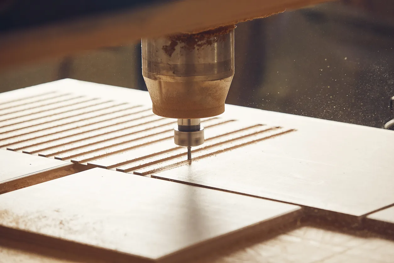 Máquina con control numérico por computadora para cortar madera