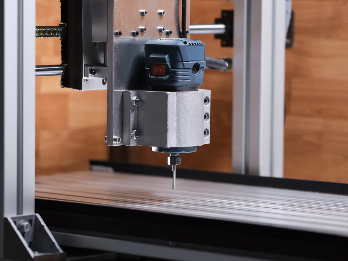Fresadora CNC. Máquina para construcción de aluminio.