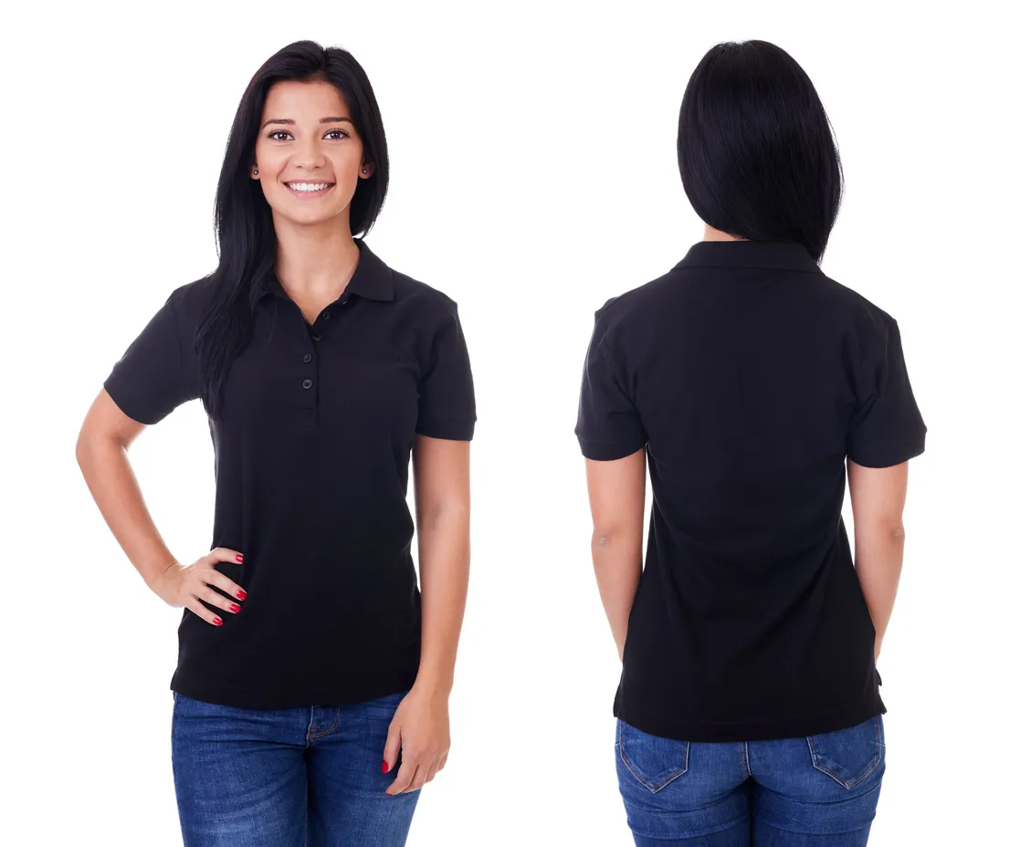 Mujer joven con polo negro