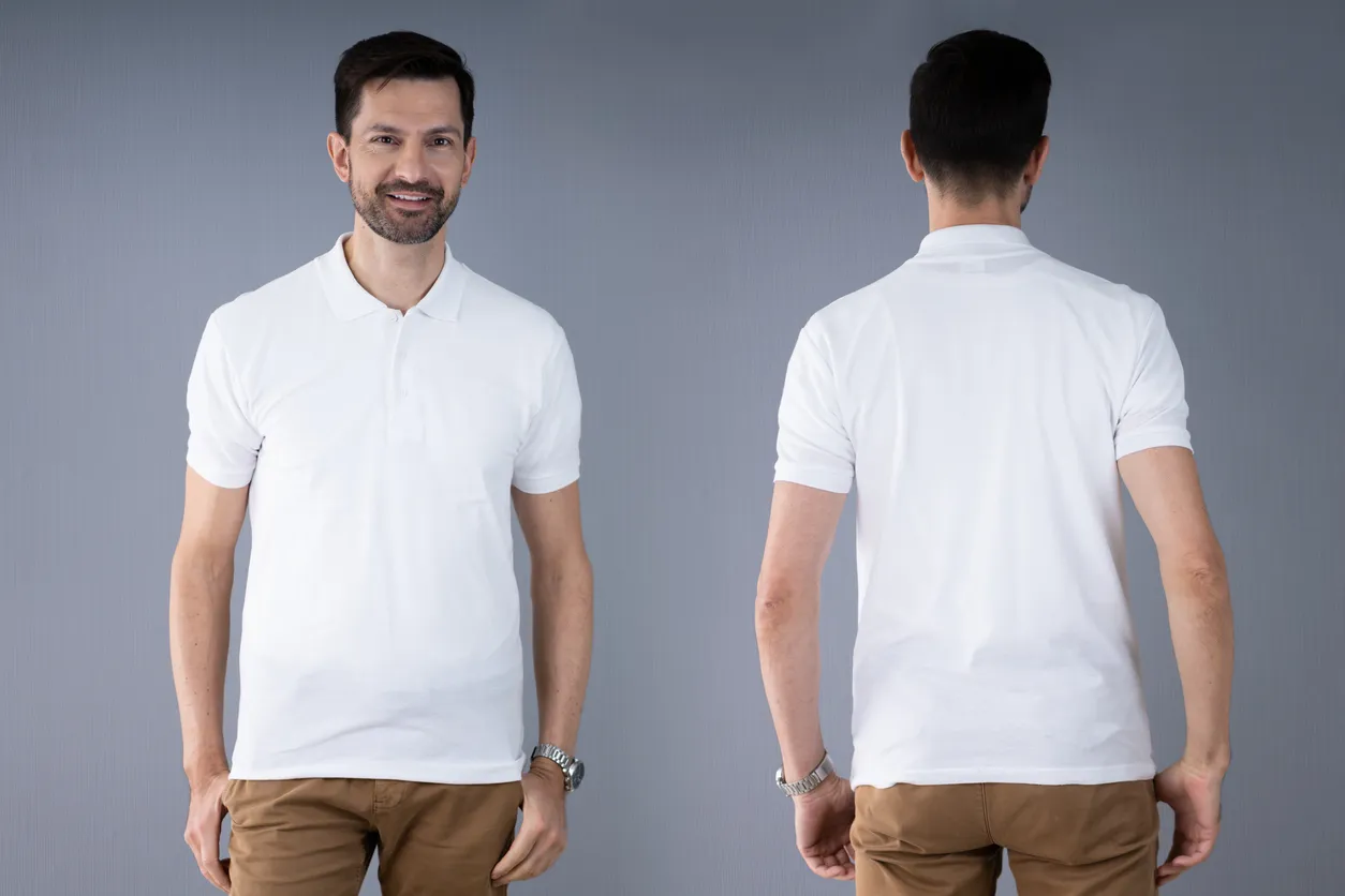 Vista  frontal y posterioi de hombre con playera blanca y pantalón de vestir caqui