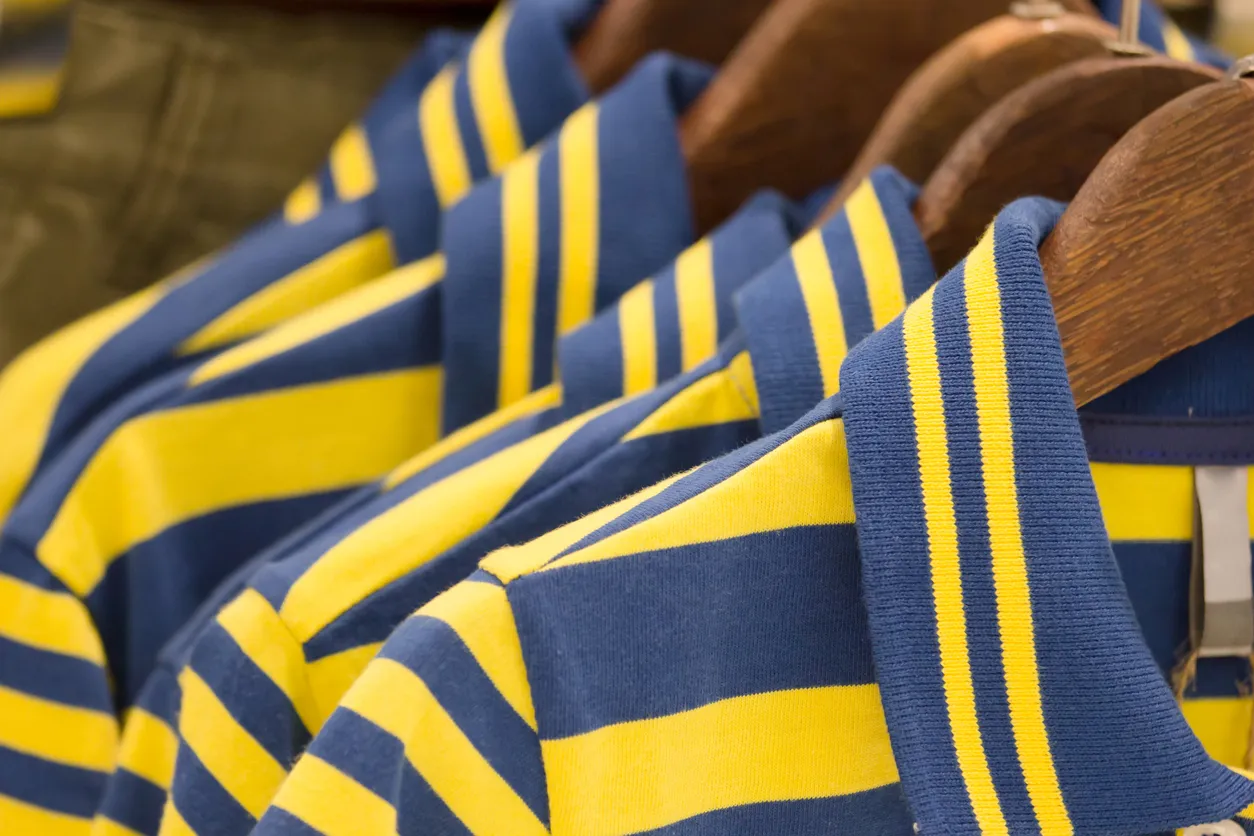 Playera polo combinada premium.