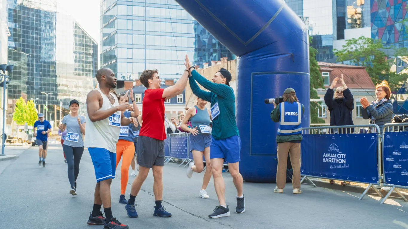Deportistas pasando por arco de meta en carrera. Estos pueden ser fabricados con la maquina de sellado RF