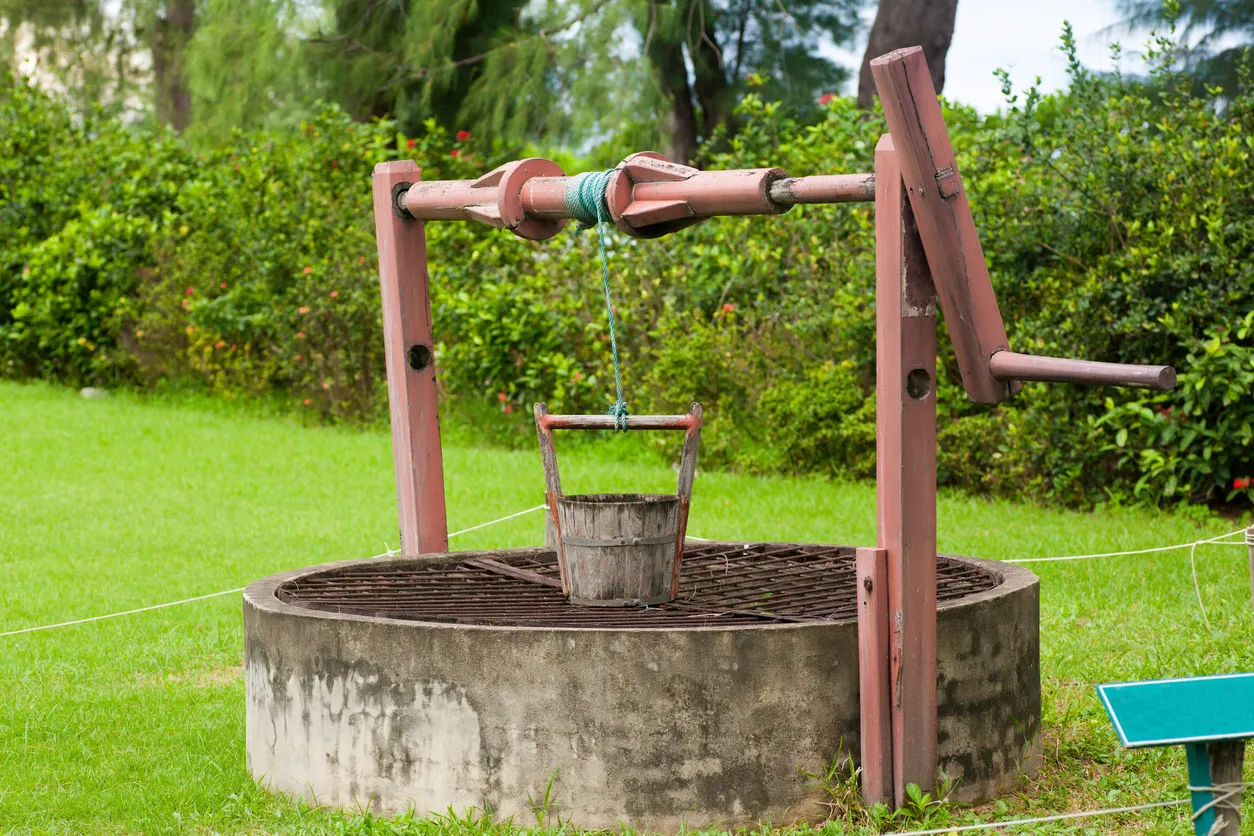 Tradicional vissta de un pozo de agua con su cubo de madera para extraer el agua.La zeolita reduce cal y manchas.