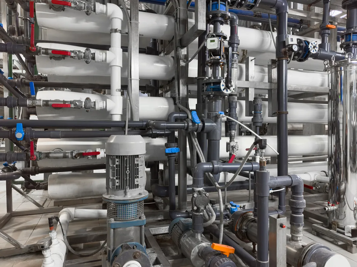 Primer plano de una planta osmótica industrial para la purificación de aguas finas.
